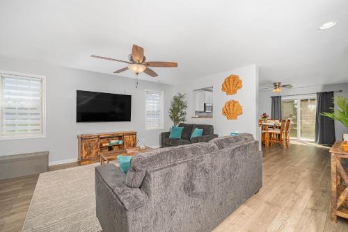 Shared lounge/TV area, Cozy Coastal Condo in Millsboro (DE) Shared lounge/TV area, Cozy Coastal Condo in Millsboro (DE)