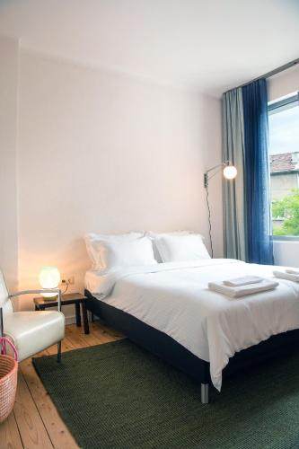 Dazzling Minimalist One Bedroom Apartment