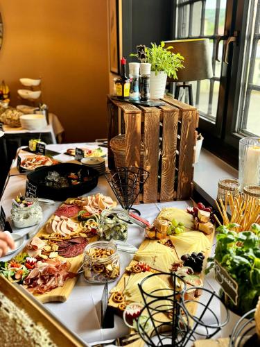 Comida y bebida, JUNIPRO Hotel Schinderhannes in Weiskirchen Comida y bebida, JUNIPRO Hotel Schinderhannes in Weiskirchen