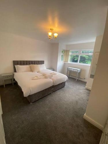 Cosy 4BR Home in Prestwich with Free Parking