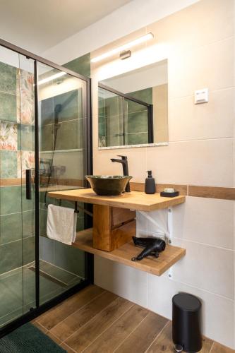 Kamar Mandi, Tulipános Kuckó az Őrségben (Tulipanos Kucko az Orsegben) in Viszák Kamar Mandi, Tulipános Kuckó az Őrségben (Tulipanos Kucko az Orsegben) in Viszák
