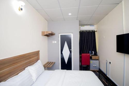 Guestroom, LINKS Bed and Breakfast in Abeokuta Guestroom, LINKS Bed and Breakfast in Abeokuta