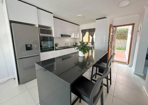 Kalk Bay Stylish 2Bed-Pool&Patio - 33