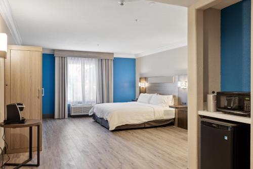 Holiday Inn Express Hotel & Suites Vacaville By IHG in Vacaville (CA) Holiday Inn Express Hotel & Suites Vacaville By IHG in Vacaville (CA)