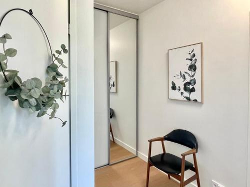 Előcsarnok, Tyylikäs kolmio puiston laidalla (Tyylikas kolmio puiston laidalla) in Forssa Előcsarnok, Tyylikäs kolmio puiston laidalla (Tyylikas kolmio puiston laidalla) in Forssa