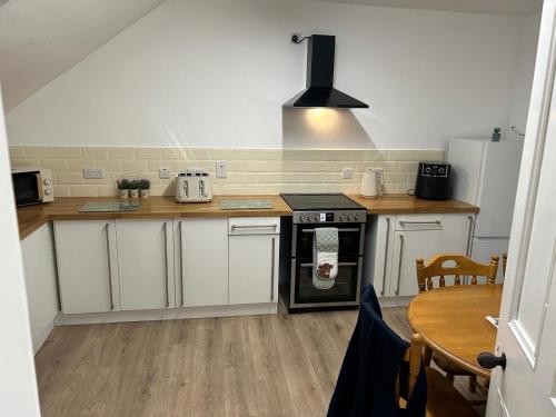 Konyha, 3 Bed Flat - Sleeps 6 - Parking - Wifi in Antrim Konyha, 3 Bed Flat - Sleeps 6 - Parking - Wifi in Antrim