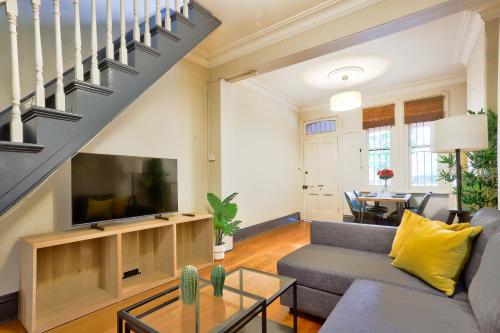 Zajednički dnevni boravak / prostorija s TV-om, Awesome 2 Bedroom House Surry Hills in Surry Hills Zajednički dnevni boravak / prostorija s TV-om, Awesome 2 Bedroom House Surry Hills in Surry Hills