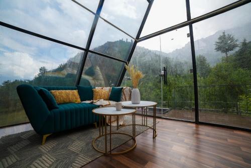 Aayna in Majach Aayna in Majach