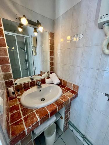 Bathroom, Hotel Beau Séjour in Saint-Raphael Bathroom, Hotel Beau Séjour in Saint-Raphael