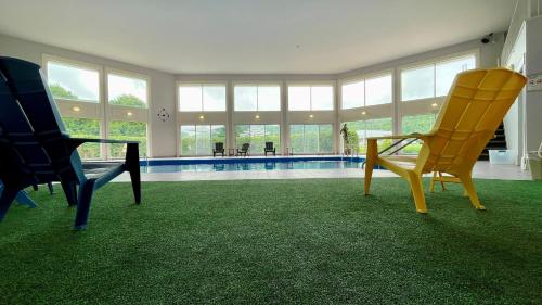 Swimming pool, Hotel Vacances Tremblant in Mont-Tremblant (QC) Swimming pool, Hotel Vacances Tremblant in Mont-Tremblant (QC)