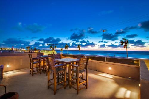 B5237 Surf and Sand Mission Beach