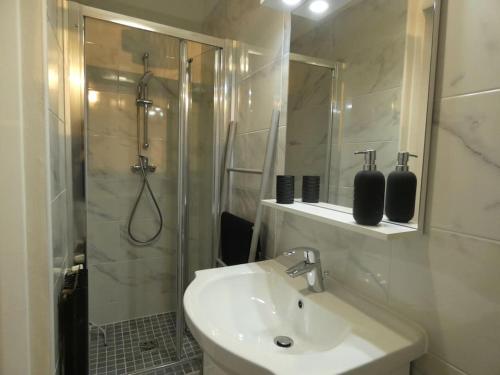 Studio moderne en rez de jardin