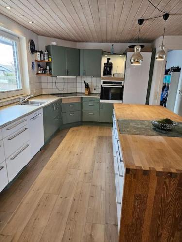 Kitchen, Stort hus lige mellem hav og fjord in Hvide Sande Kitchen, Stort hus lige mellem hav og fjord in Hvide Sande