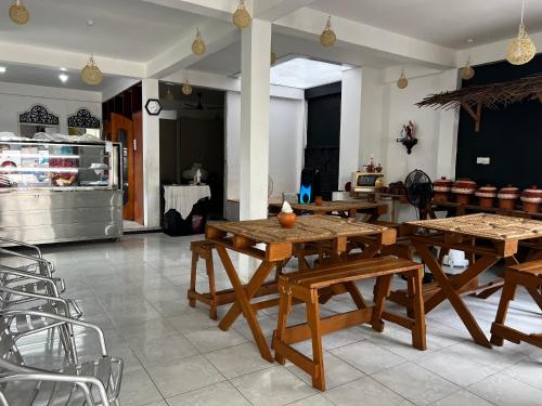 Restaurant, Ramlyn Guesthouse & Restaurant in Negombo Restaurant, Ramlyn Guesthouse & Restaurant in Negombo