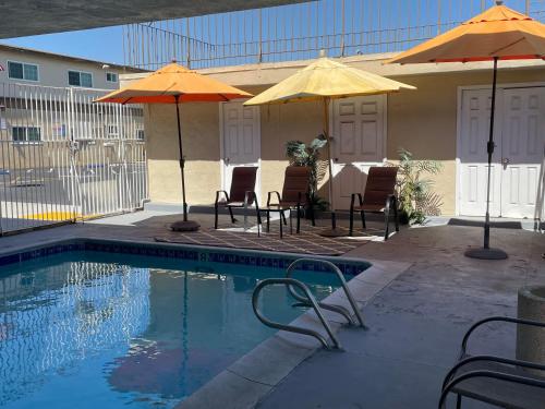 Úszómedence, Grand Inn in Fullerton (Kalifornia) Úszómedence, Grand Inn in Fullerton (Kalifornia)