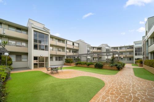 Bright 2-Bed with Private Balcony by Telopea Park in جريفيث Bright 2-Bed with Private Balcony by Telopea Park in جريفيث
