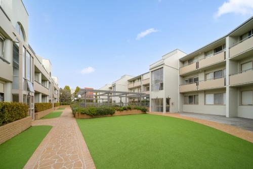 Bright 2-Bed with Private Balcony by Telopea Park in جريفيث Bright 2-Bed with Private Balcony by Telopea Park in جريفيث
