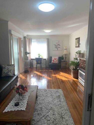 Glenroy Home near airport, city&shop in Fawkner Glenroy Home near airport, city&shop in Fawkner