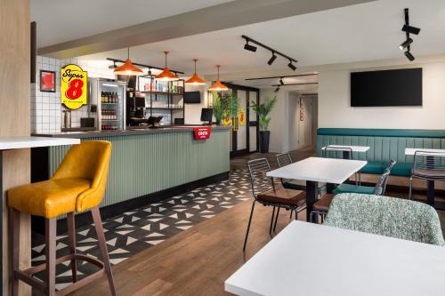 Food and beverages, Super 8 by Wyndham Durham in Durham Food and beverages, Super 8 by Wyndham Durham in Durham