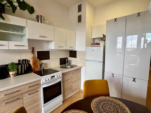 Konyha, Artystyczna przestrzeń z widokiem na jeziora (Artystyczna przestrzen z widokiem na jeziora) in Ilawa Konyha, Artystyczna przestrzeń z widokiem na jeziora (Artystyczna przestrzen z widokiem na jeziora) in Ilawa