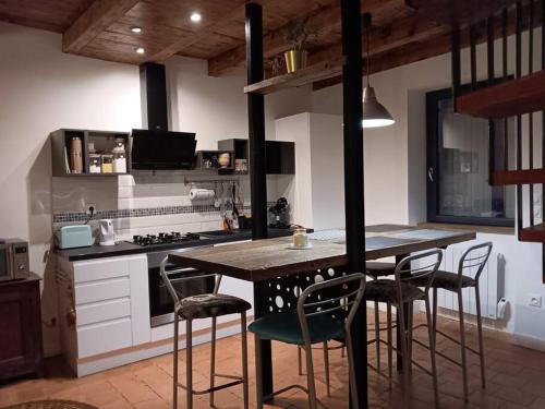 Maison d'artistes avec cour au cœur du vignoble in Saint Gengoux De Scisse Maison d'artistes avec cour au cœur du vignoble in Saint Gengoux De Scisse