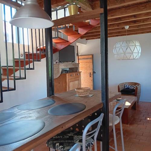 Maison d'artistes avec cour au cœur du vignoble in Saint Gengoux De Scisse Maison d'artistes avec cour au cœur du vignoble in Saint Gengoux De Scisse