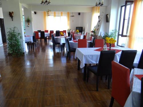 Étterem, Pensiunea Cabana Veverita Valea Doftanei in Traisteni Étterem, Pensiunea Cabana Veverita Valea Doftanei in Traisteni