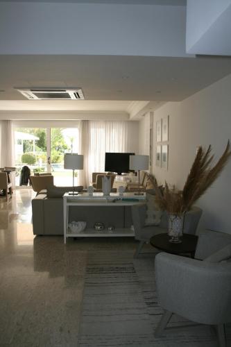 Közös társalgó / TV, Serenity Villa Mediterranean in Perivolia Közös társalgó / TV, Serenity Villa Mediterranean in Perivolia