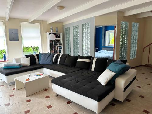 Vakantiehuis het Voorhuis op Landgoed koepeltjesplaats in سكورل Vakantiehuis het Voorhuis op Landgoed koepeltjesplaats in سكورل