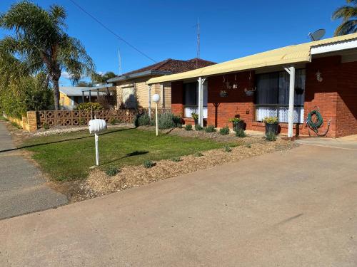 Garden, Country Roads Motor Inn in West Wyalong Garden, Country Roads Motor Inn in West Wyalong