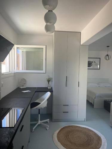 Minimal Grey Apartment Pool-front in Paros in เกาะเพรอส Minimal Grey Apartment Pool-front in Paros in เกาะเพรอส