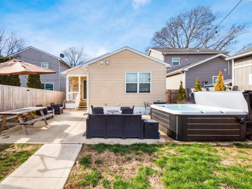 Urban Oasis w Hot Tub Near Downtown & Arena District in Franklinton Urban Oasis w Hot Tub Near Downtown & Arena District in Franklinton