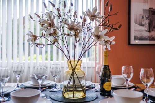 Designer House in Manchester Near Stadium with Wi-Fi & Parking by PureStay Short Lets & Serviced Acc in Manchester Designer House in Manchester Near Stadium with Wi-Fi & Parking by PureStay Short Lets & Serviced Acc in Manchester