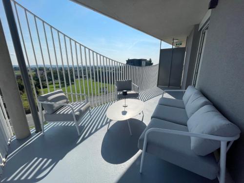 Balcony/terrace, Luxusapartment mit 40 qm Terrasse, E-Parkplatz und Parkplatz in Seiersberg Balcony/terrace, Luxusapartment mit 40 qm Terrasse, E-Parkplatz und Parkplatz in Seiersberg