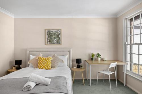 Rustic Queen Room - Located at Serene Street in Pymble - Shared Bathroom in Upper North Shore Rustic Queen Room - Located at Serene Street in Pymble - Shared Bathroom in Upper North Shore