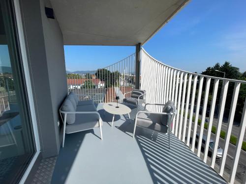 Balcony/terrace, Luxusapartment mit 40 qm Terrasse, E-Parkplatz und Parkplatz in Seiersberg Balcony/terrace, Luxusapartment mit 40 qm Terrasse, E-Parkplatz und Parkplatz in Seiersberg
