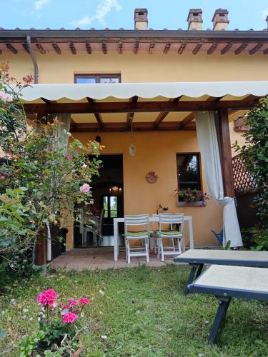 Hage, la casa di Debora in Ranco di Frassineto Hage, la casa di Debora in Ranco di Frassineto