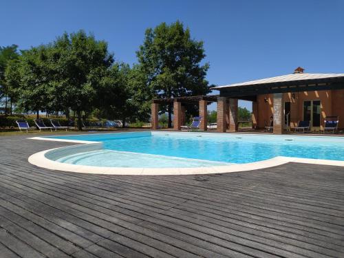 Svømmebasseng, la casa di Debora in Ranco di Frassineto Svømmebasseng, la casa di Debora in Ranco di Frassineto