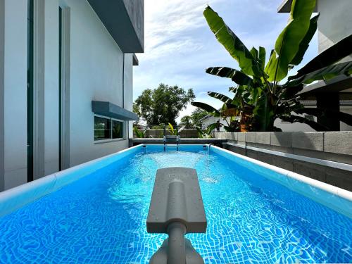 Swimming pool, BNB Luxe Homestay @ Rawang (pool, 18 pax) in Rawang Swimming pool, BNB Luxe Homestay @ Rawang (pool, 18 pax) in Rawang
