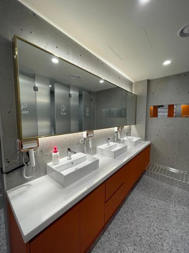 Salle de bain, Seoul Cube Myeongdong in Séoul Salle de bain, Seoul Cube Myeongdong in Séoul