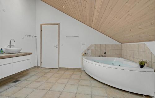 Bathroom, Holiday Home Bæverstien V in Idestrup Bathroom, Holiday Home Bæverstien V in Idestrup