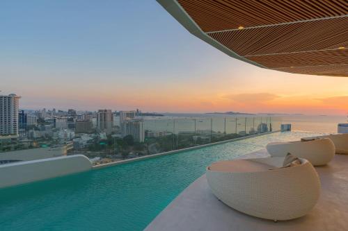 สระว่ายน้ำ, โรงแรมอครา พัทยา (Akara Hotel Pattaya) near ฮอลลีวู๊ด ดิสโก้เทค สระว่ายน้ำ, โรงแรมอครา พัทยา (Akara Hotel Pattaya) near ฮอลลีวู๊ด ดิสโก้เทค