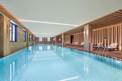 Swimming pool, Four Points by Sheraton Shanghai Fengjing in Jinshan Swimming pool, Four Points by Sheraton Shanghai Fengjing in Jinshan
