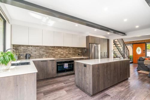Dapur, 3BR Home near Canberra Hospital and Parliament House - Hosted by CanStay in Red Hill Dapur, 3BR Home near Canberra Hospital and Parliament House - Hosted by CanStay in Red Hill