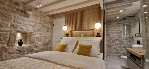 دش, VIU2 Castle in Kastela دش, VIU2 Castle in Kastela