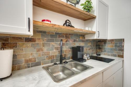 Modern Greenwood Studio Less Than 1 Mi to Downtown! in Greenwood (Mississippi) Modern Greenwood Studio Less Than 1 Mi to Downtown! in Greenwood (Mississippi)