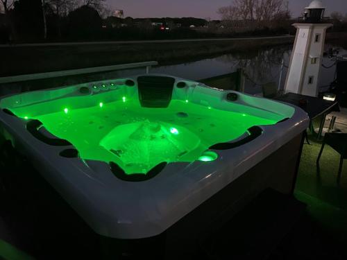 Séjour atypique et insolite sur notre péniche La Coradine avec grand spa (Sejour atypique et insolite sur notre peniche La Coradine avec grand spa) in Ег-Морт Séjour atypique et insolite sur notre péniche La Coradine avec grand spa (Sejour atypique et insolite sur notre peniche La Coradine avec grand spa) in Ег-Морт