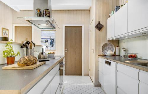 Dapur, Three-Bedroom Holiday Home In Gilleleje in Dronningmoelle Dapur, Three-Bedroom Holiday Home In Gilleleje in Dronningmoelle