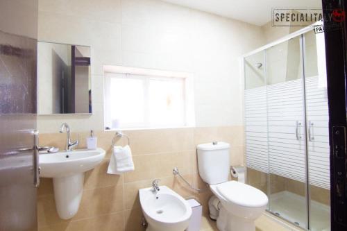 Salle de bain, Mary's Guest House in Bethlehem Salle de bain, Mary's Guest House in Bethlehem