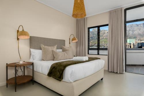 Lush Designer Apartment in CBD - Mountain Views